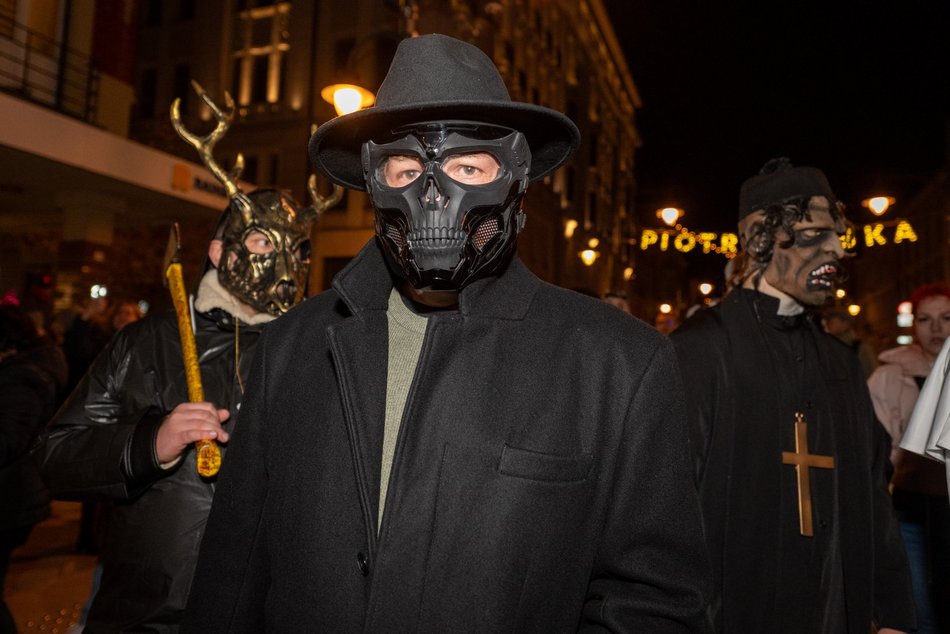 Łódź. Halloweenowa parada przeszła Piotrkowską w Łodzi. Tłumy duchów, czarownic i zombie!