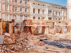 Łódź. „Dziura” przy Piotrkowskiej 58 w Łodzi znika na naszych oczach! Prace wystartowały!