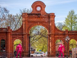 Różowe figury umiejscowione przy bramie prowadzającej do Manufaktury