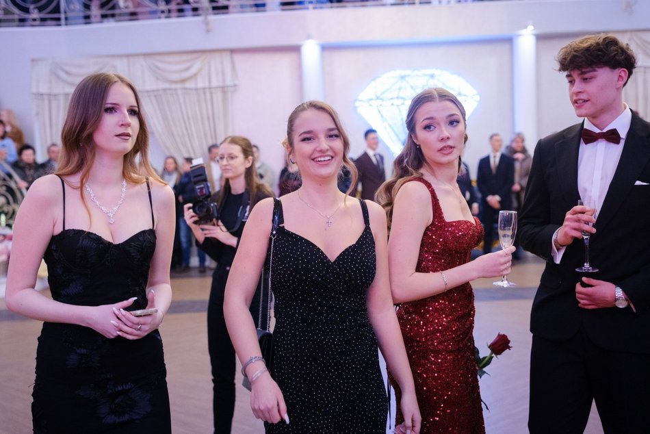 Studniówka XV w Łodzi. Niezapomniane chwile i piękne wspomnienia