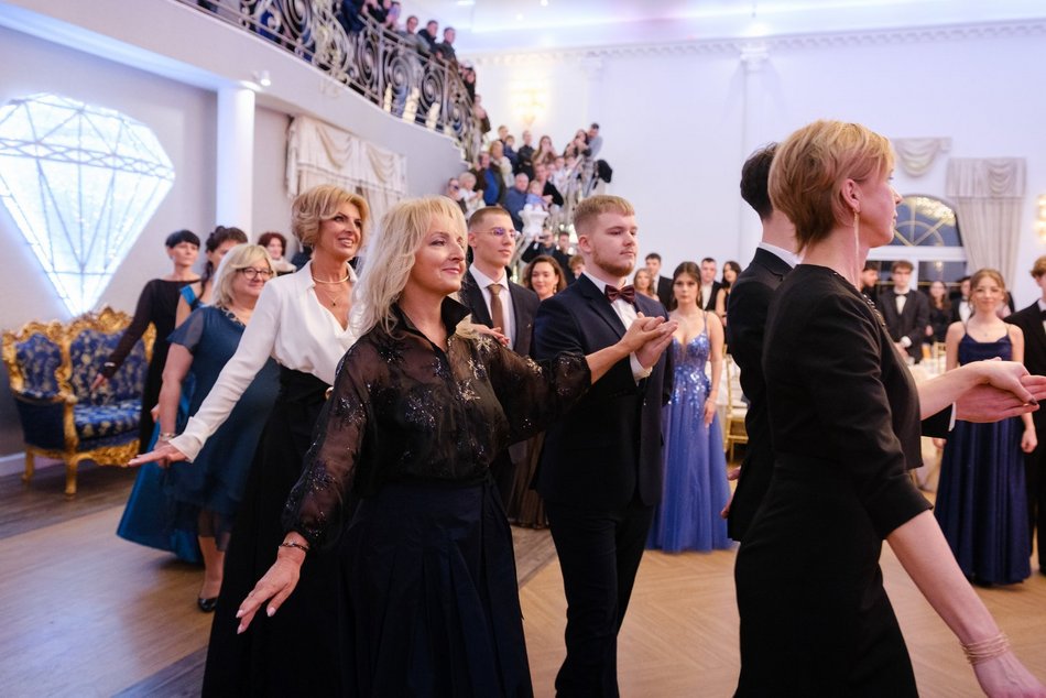 Studniówka XV w Łodzi. Niezapomniane chwile i piękne wspomnienia