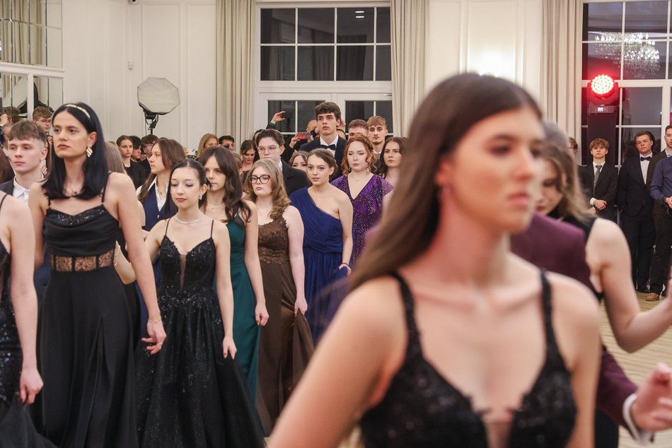 Łódź. Studniówka II LO w Łodzi. Wspaniali maturzyści świętowali w Pałacu Skotniki