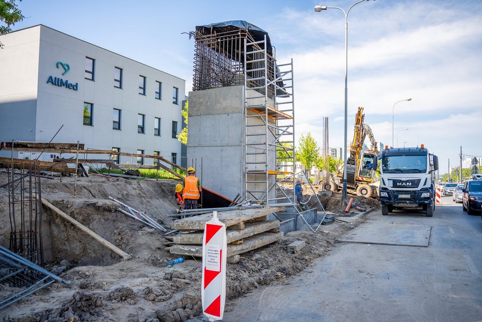 Budowa kładek nad Wyszyńskiego w Łodzi. Najnowsze postępy i zmiany w ruchu