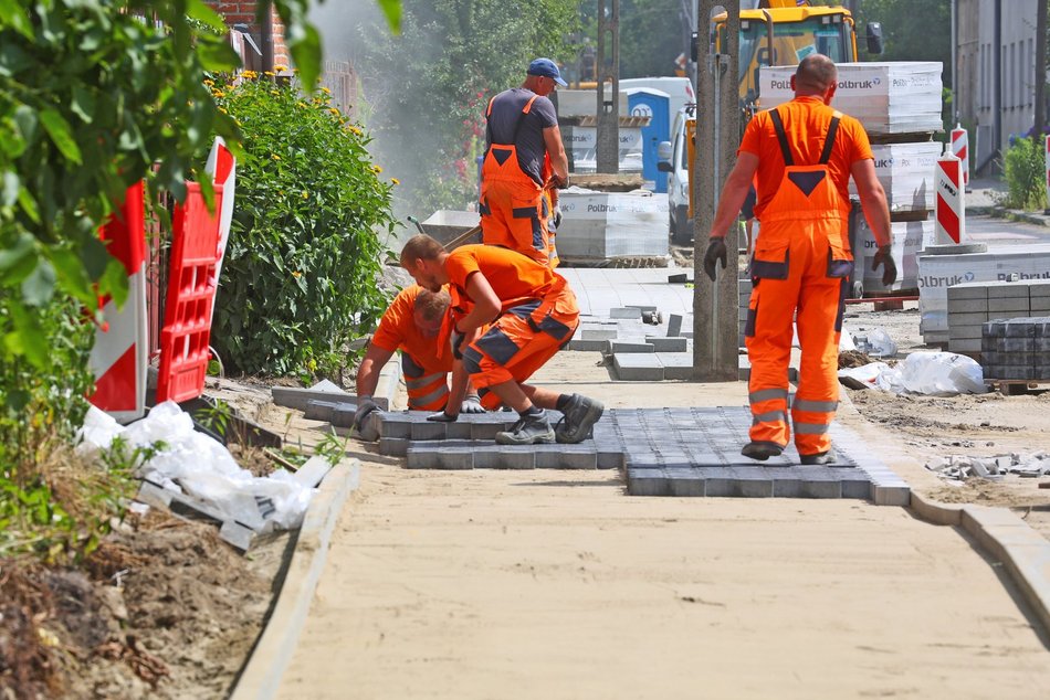 Łódź. Remonty dróg na Chojnach w Łodzi. Postępy prac na Tuszyńskiej, Dachowej i Trębackiej