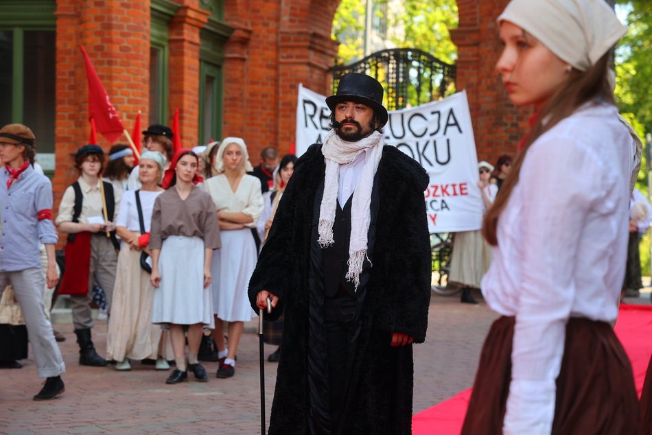 Marsz robotników podczas festiwalu REwolucja w Łodzi. Inscenizacja aktorów Teatru Chorea