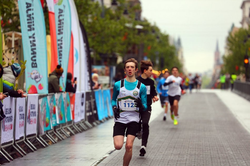 Mini Bieg Ulicą Piotrkowską w Łodzi w deszczu. To nie zepsuło jednak imprezy