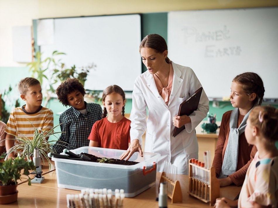 Łódź. Nauczycielka i uczniowie