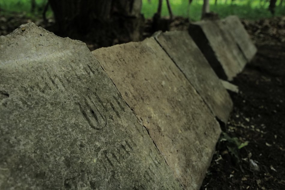 Łódź. Ludzkie kości i nagrobki w Parku Zbójnickim w Łodzi. Niezwykłe odkrycia archeologów z UŁ