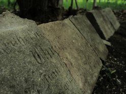 Łódź. Ludzkie kości i nagrobki w Parku Zbójnickim w Łodzi. Niezwykłe odkrycia archeologów z UŁ