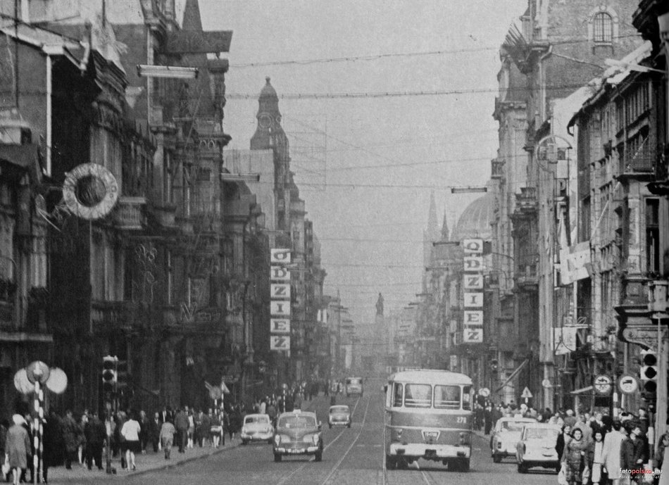 Łódź. Ulica Piotrkowska przy skrzyżowaniu ulic 6 Sierpnia i Traugutta - rok 1974