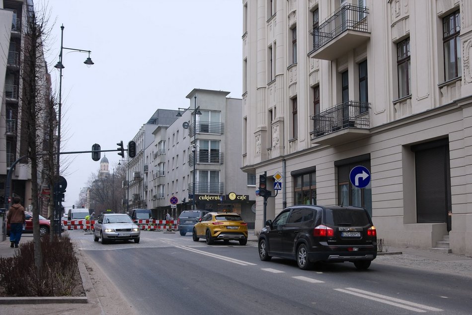 Łódź. Remont skrzyżowania Nawrot i Sienkiewicza w Łodzi. Drogowcy naprawiają jezdnię
