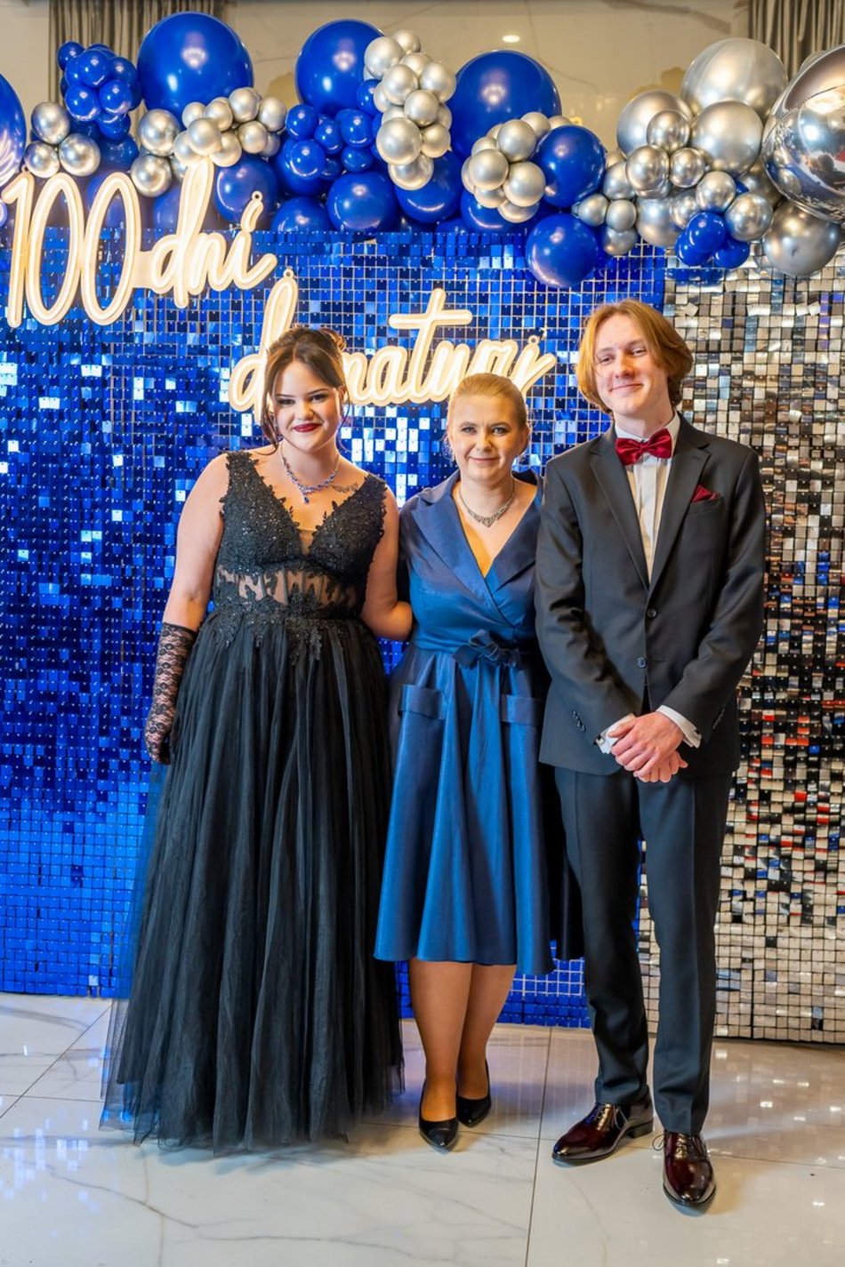 Łódź. Studniówka IV LO w Łodzi. Kreacje, które zapierały dech i radość na twarzach młodzieży