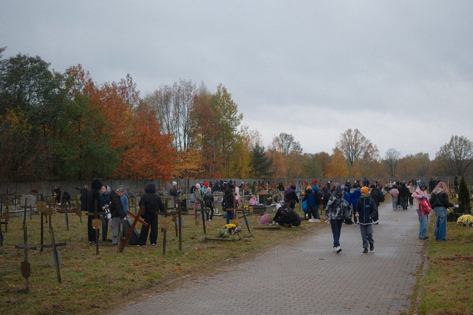 Światełko Pamięci na cmentarzu przy Zakładowej w Łodzi. Wolontariusze zapalili znicze