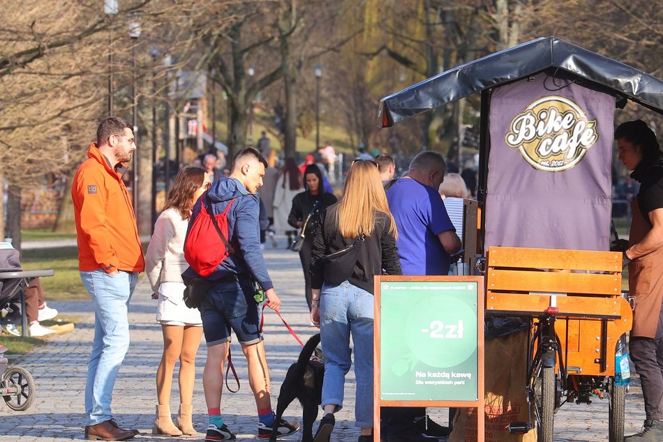 Łódź. Łódź budzi się do życia! Łodzianie i turyści tłumnie korzystają z pierwszych dni wiosny