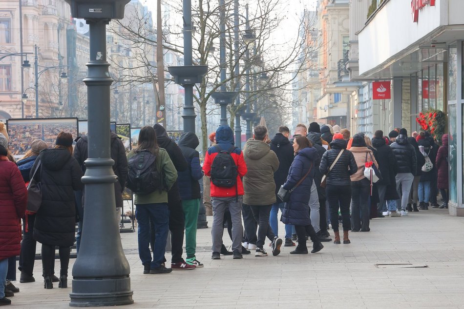 Tłusty czwartek w Łodzi. Gigantyczne kolejki w cukierniach i piekarniach po pączki