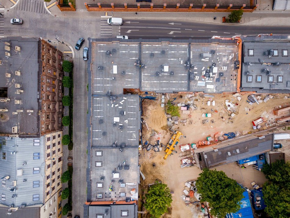 Montują fotowoltaikę na famułach przy Ogrodowej w Łodzi