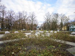 Park Sienkiewicza w Łodzi z nowymi ławkami