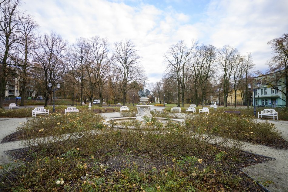 Park Sienkiewicza w Łodzi z nowymi ławkami