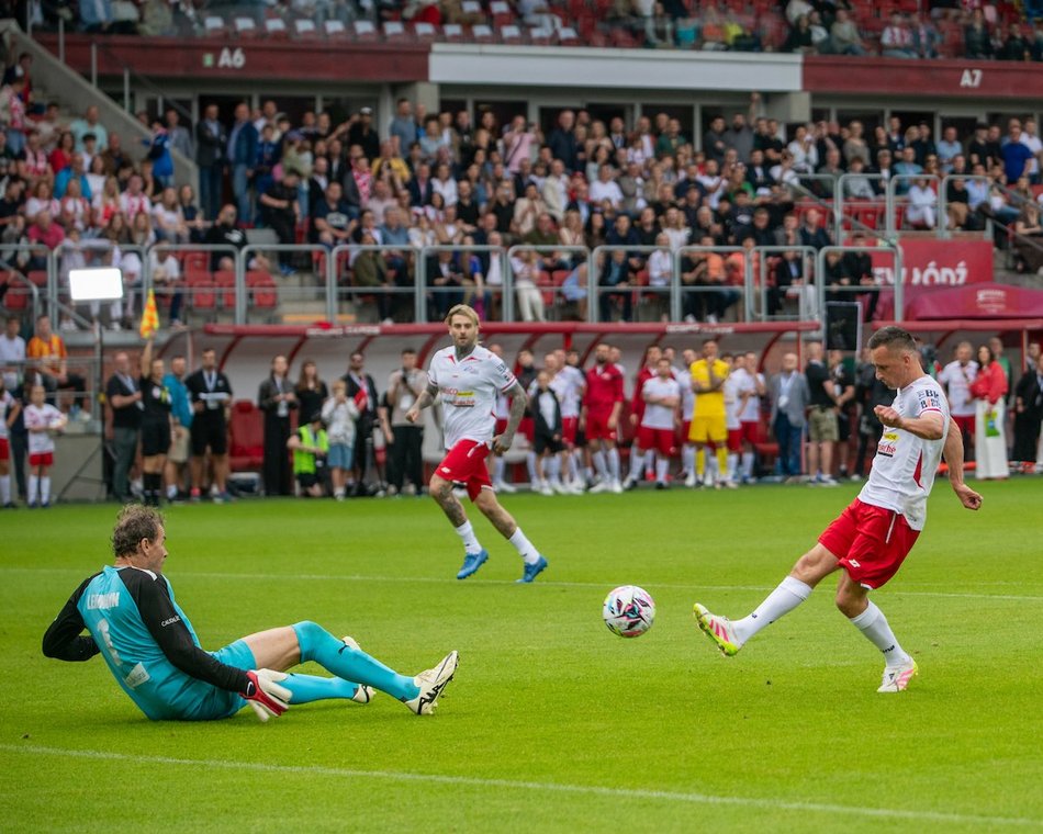 Łódź. Mecz Gwiazd w Łodzi. Na murawie Boniek, Krzynówek, Krychowiak