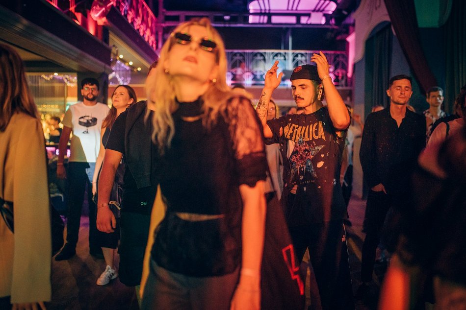 młodzi ludzie na festiwalu