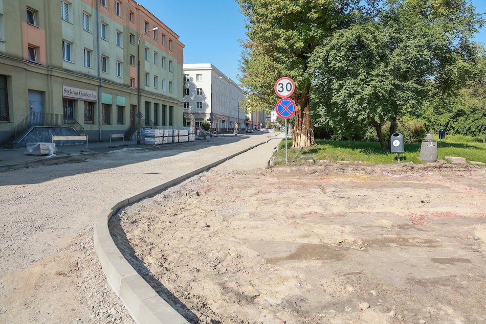 Łódź. Remont Organizacji WiN w Łodzi. Po pierwszych rozbiórkach czas na prace brukarskie