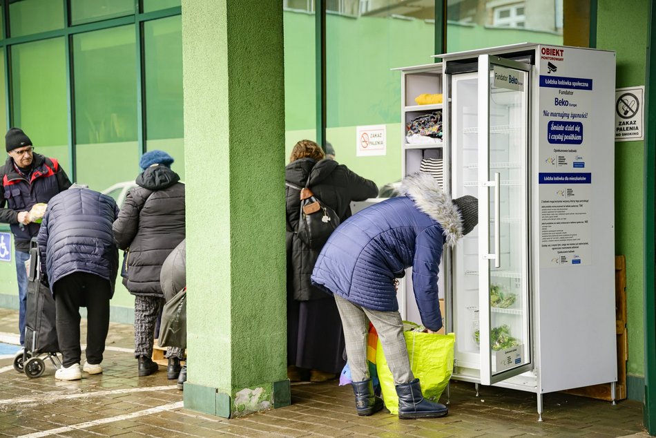 Łódź. Masz nadmiar świątecznych potraw? Skorzystaj z 26 lodówek społecznych w Łodzi