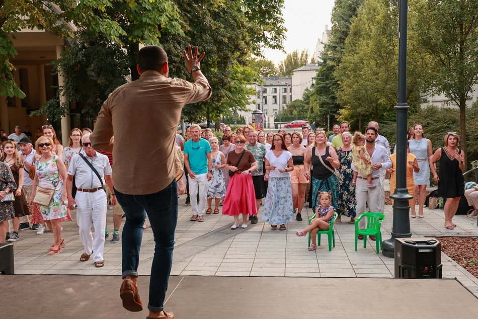 Łódź. Niedzielna potańcówka przy Piotrkowskiej. Łodzianie potrafią się bawić!