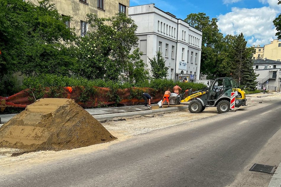 Remont Sterlinga w Łodzi coraz bliżej finału. Połowa jezdni gotowa, nowa zieleń zasadzona
