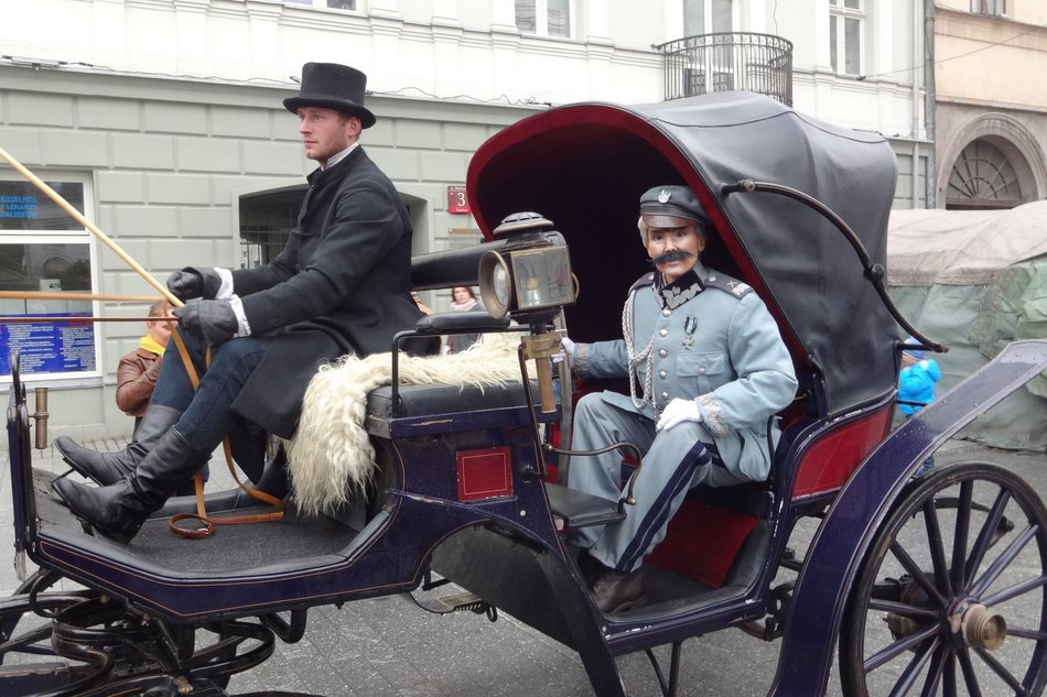 Megi Holi była Łodzią, Polską i... Piłsudskim. Jakimi strojami jeszcze zaskoczy artystka z Łodzi?