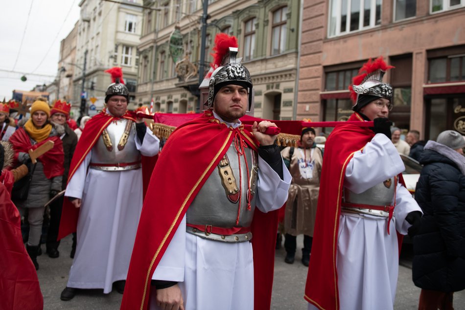 Orszak Trzech Króli w Łodzi. Tłumy łodzian świętowały w kolorowym pochodzie [ZDJĘCIA]