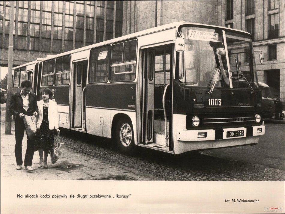 Autobus „Ikarus" na przystanku przy placu Dąbrowskiego - lata 80.