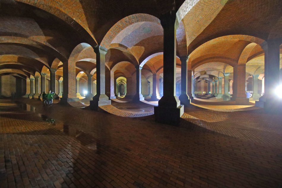 Zwiedzanie podziemnej katedry na Stokach z okazji 600. Urodzin Łodzi