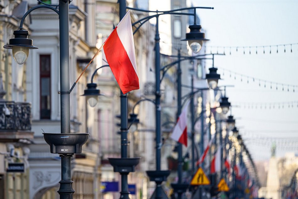 Łódź. Biało-czerwono na Piotrkowskiej. Flagi z okazji Święta Niepodległości