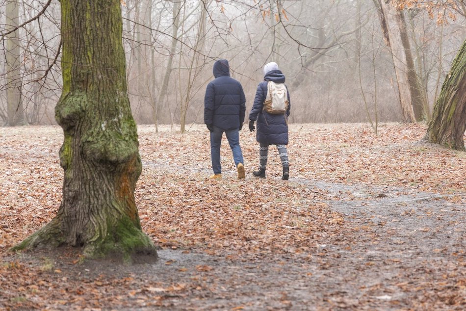 Łódź. Spacerowicze w parku Poniatowskiego