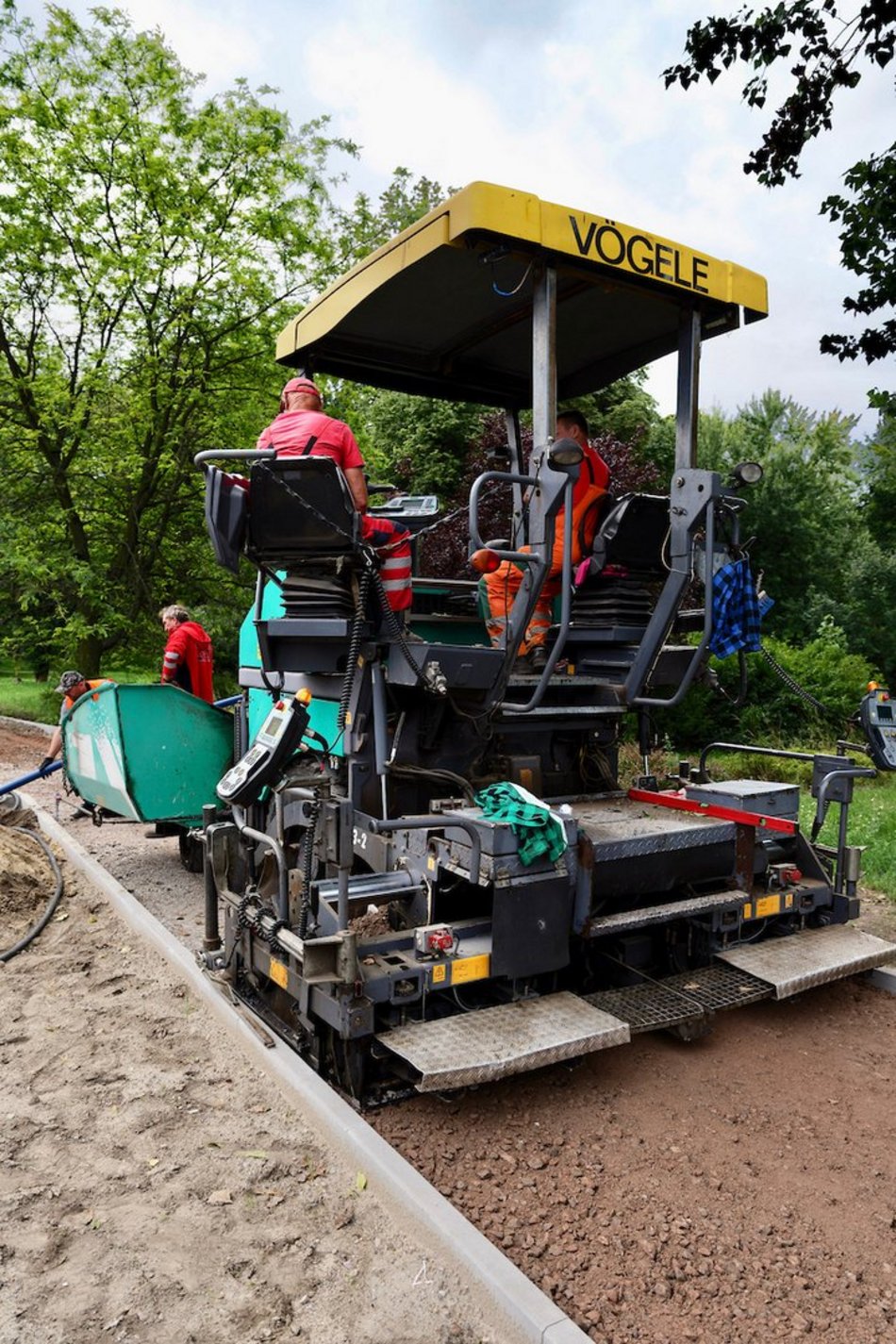 Łódź. Remont Źródłowej w Łodzi. Powstaje nowy chodnik i miejsca parkingowe