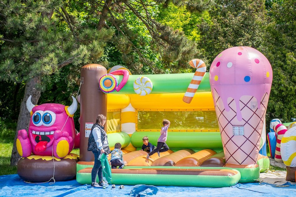 Łódź. Miasteczko dmuchańców w parku Podolskim. Najlepsza zabawa dla dzieci