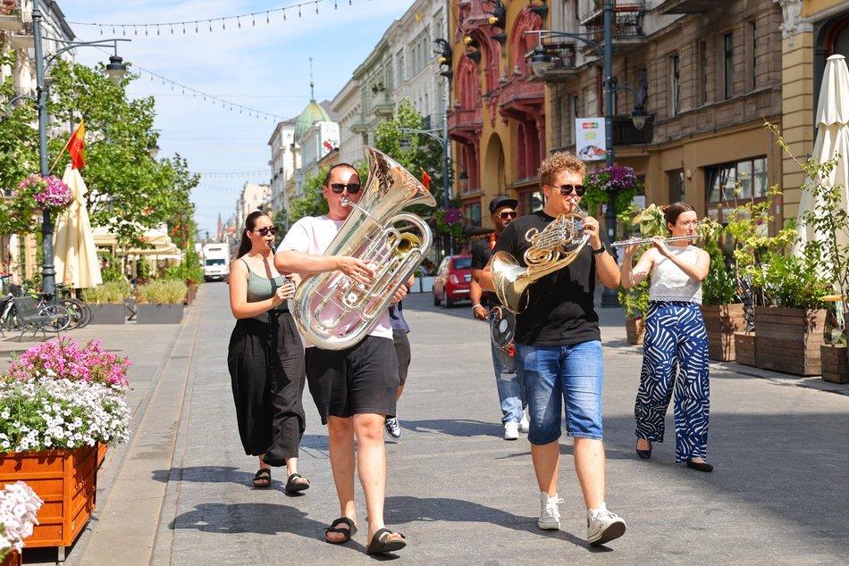 Orkiestra na ul. Piotrkowskiej z okazji 601. Urodzin Łodzi