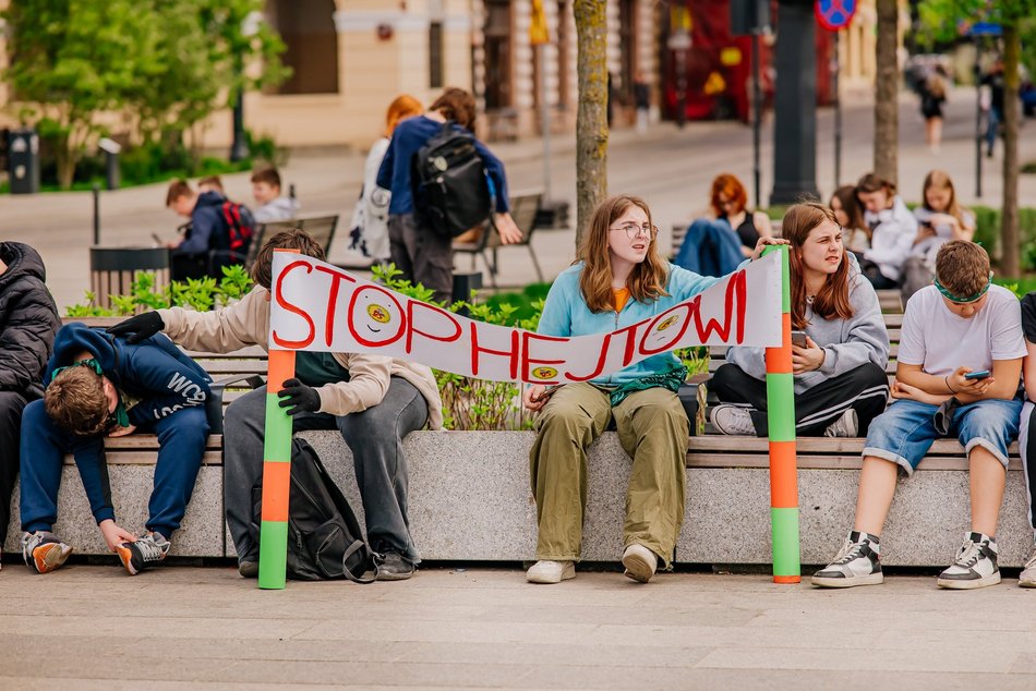 Łódź. Marsz Przeciwko Przemocy i Hejtowi przeszedł Piotrkowską. Uczniowie w ważnej sprawie!