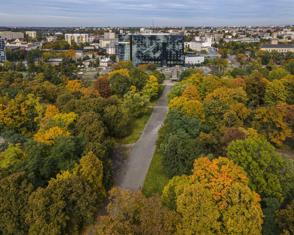 Park Poniatowskiego w jesiennych barwach. Baśniowy krajobraz w centrum miasta