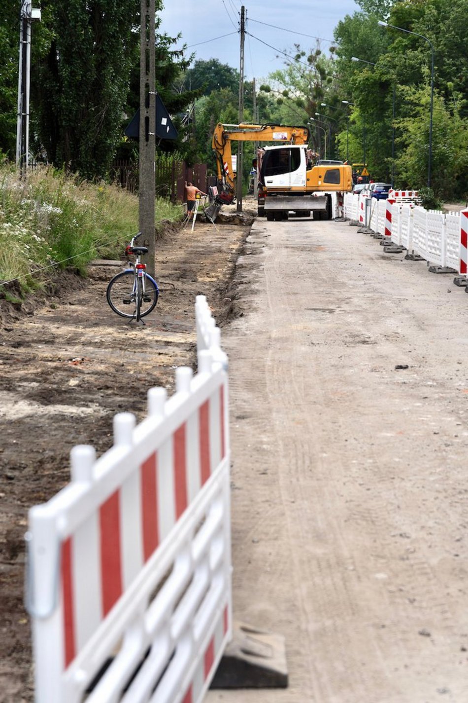 Łódź. Remont Źródłowej w Łodzi. Powstaje nowy chodnik i miejsca parkingowe