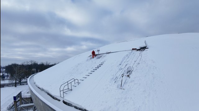 Tony śniegu spadają z Atlas Areny. Wielkie usuwanie śniegu w ramach Akcji "Zima" w Łodzi