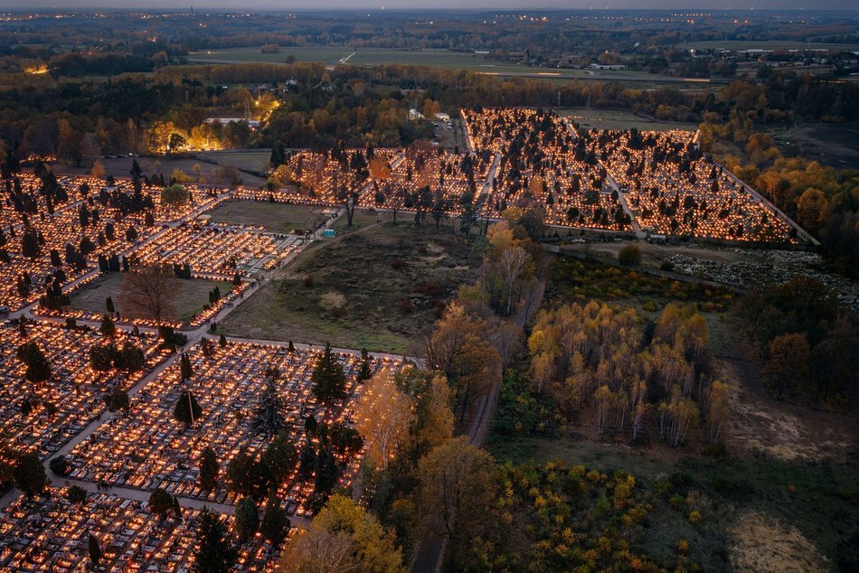 Cmentarz Szczecińska w Łodzi wygląda magicznie. Wybierz się na spacer w zaduszki