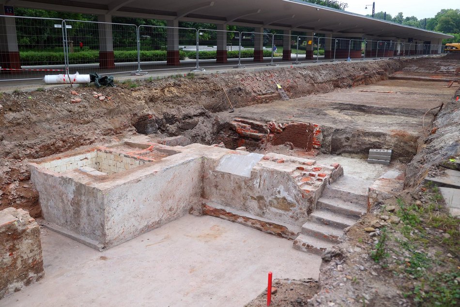 Łódź. Odkryto fundamenty Starego Miasta! Niezwykłe znalezisko podczas remontu krańcówki MPK Łódź