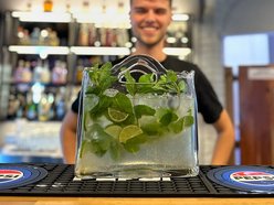 Tego jeszcze nie było! Koktajle XXL w torebkach znajdziesz w pubie Galanta 7 w Łodzi