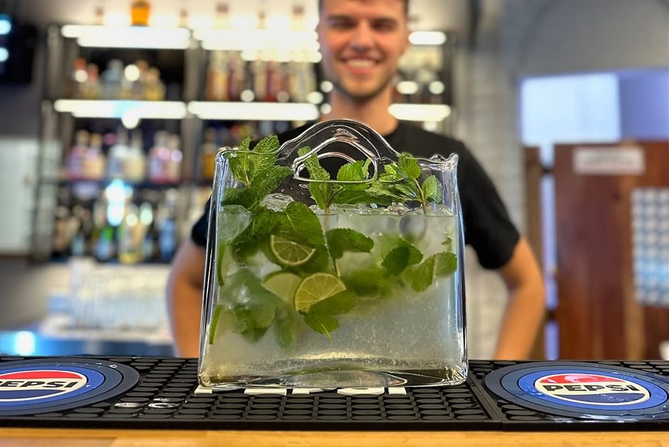 Tego jeszcze nie było! Koktajle XXL w torebkach znajdziesz w pubie Galanta 7 w Łodzi