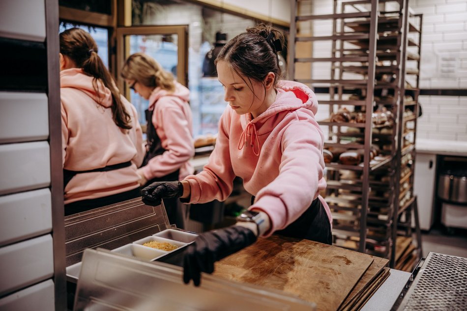 Łódź. Tłusty czwartek w Łodzi od kulis. Tak smaży się 5 tys. pączków w Gorącej Pączkarni!