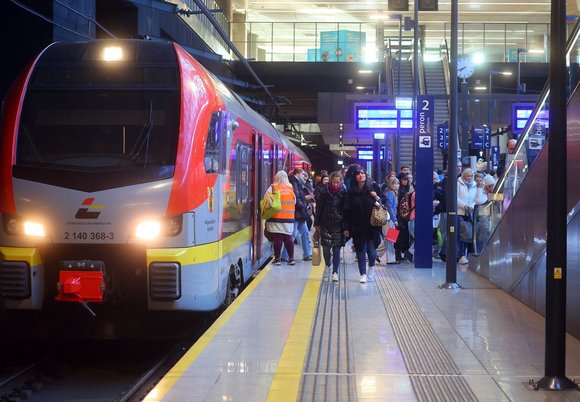 Łódź. Pociąg i pasażerowie