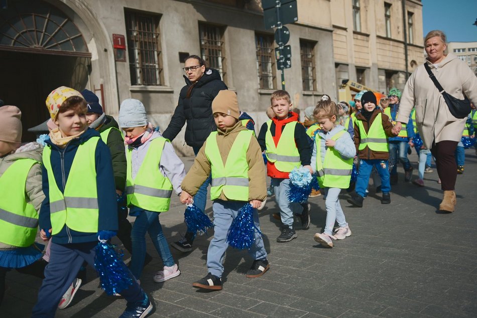 Łódź. Światowy Dzień Autyzmu. Przedszkolaki przemaszerowały Piotrkowską!
