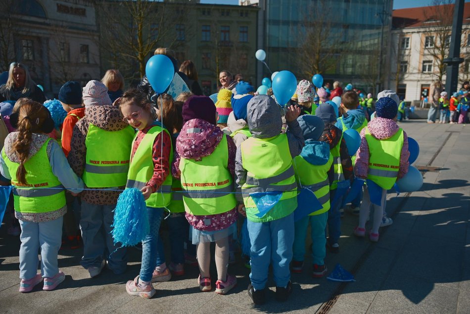 Łódź. Światowy Dzień Autyzmu. Przedszkolaki przemaszerowały Piotrkowską!