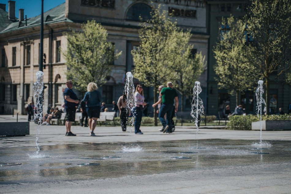 Łódź. Plac Wolności w Łodzi tętni życiem. To jedno z najpopularniejszych miejsc spotkań!